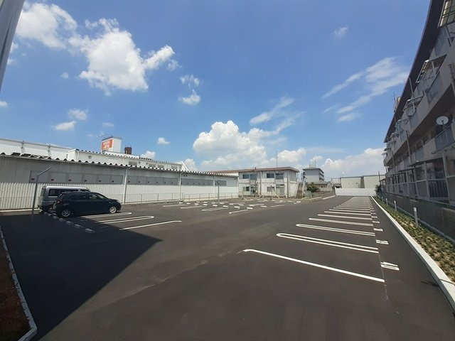 エバーハイム畝傍の駐車場