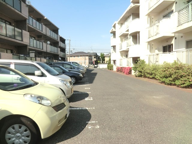 ホワイトオークヴィラ中尾台の駐車場|★敷地内駐車場を完備！★