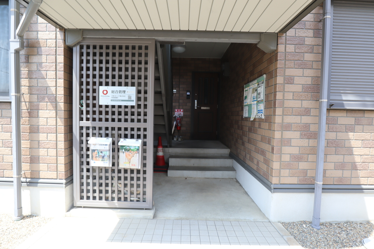 ラフィーネ結崎Ｂ棟のエントランス