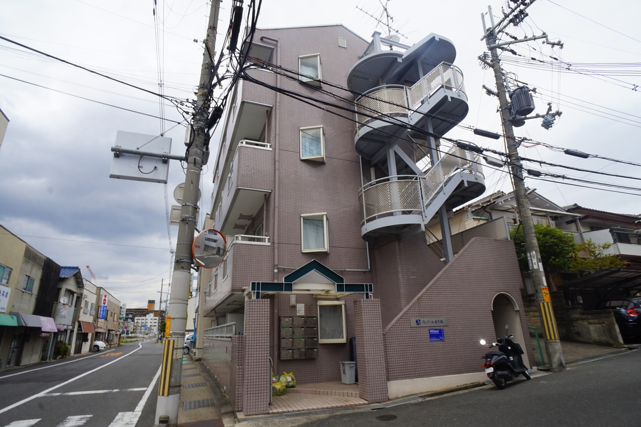 プレアール東生駒の駐車場