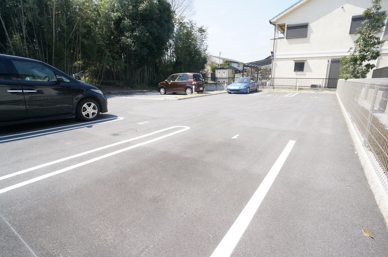 磯城郡田原本町大字千代のハイツの駐車場
