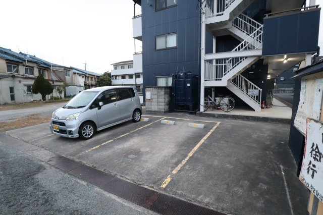 中村ハイツの駐車場
