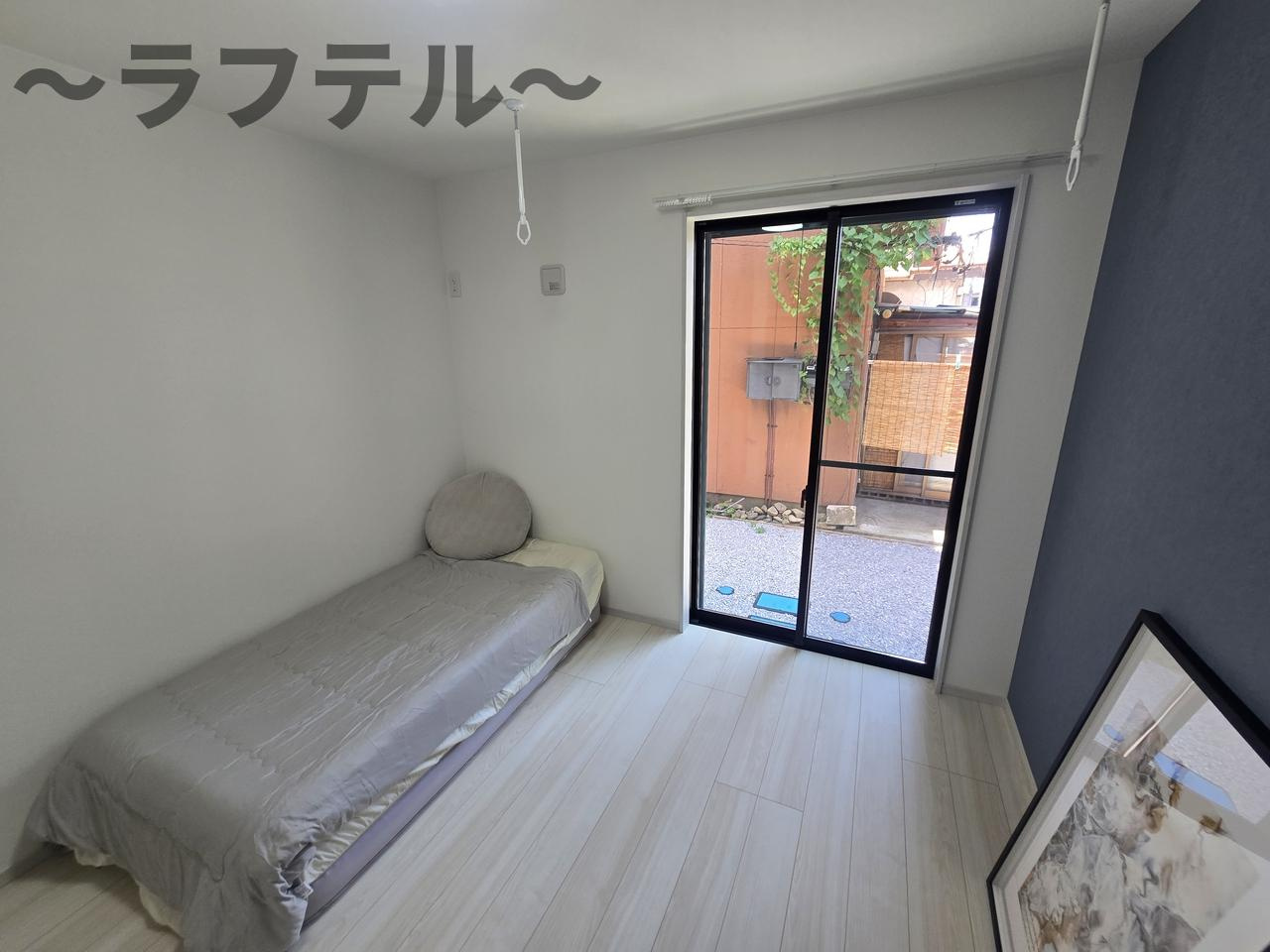 街角と休日のフェリーチェの洋室