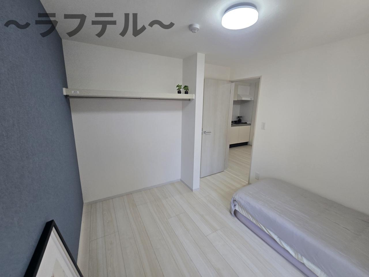 街角と休日のフェリーチェの寝室