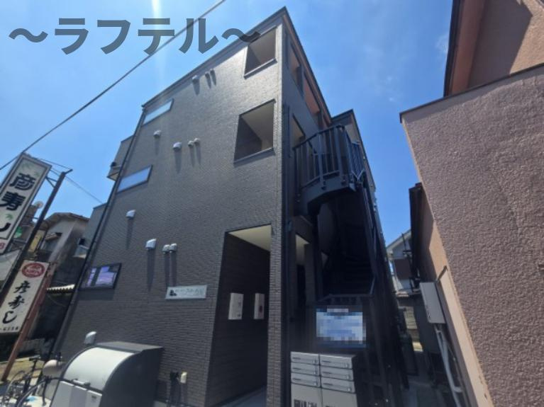 街角と休日のフェリーチェの外観