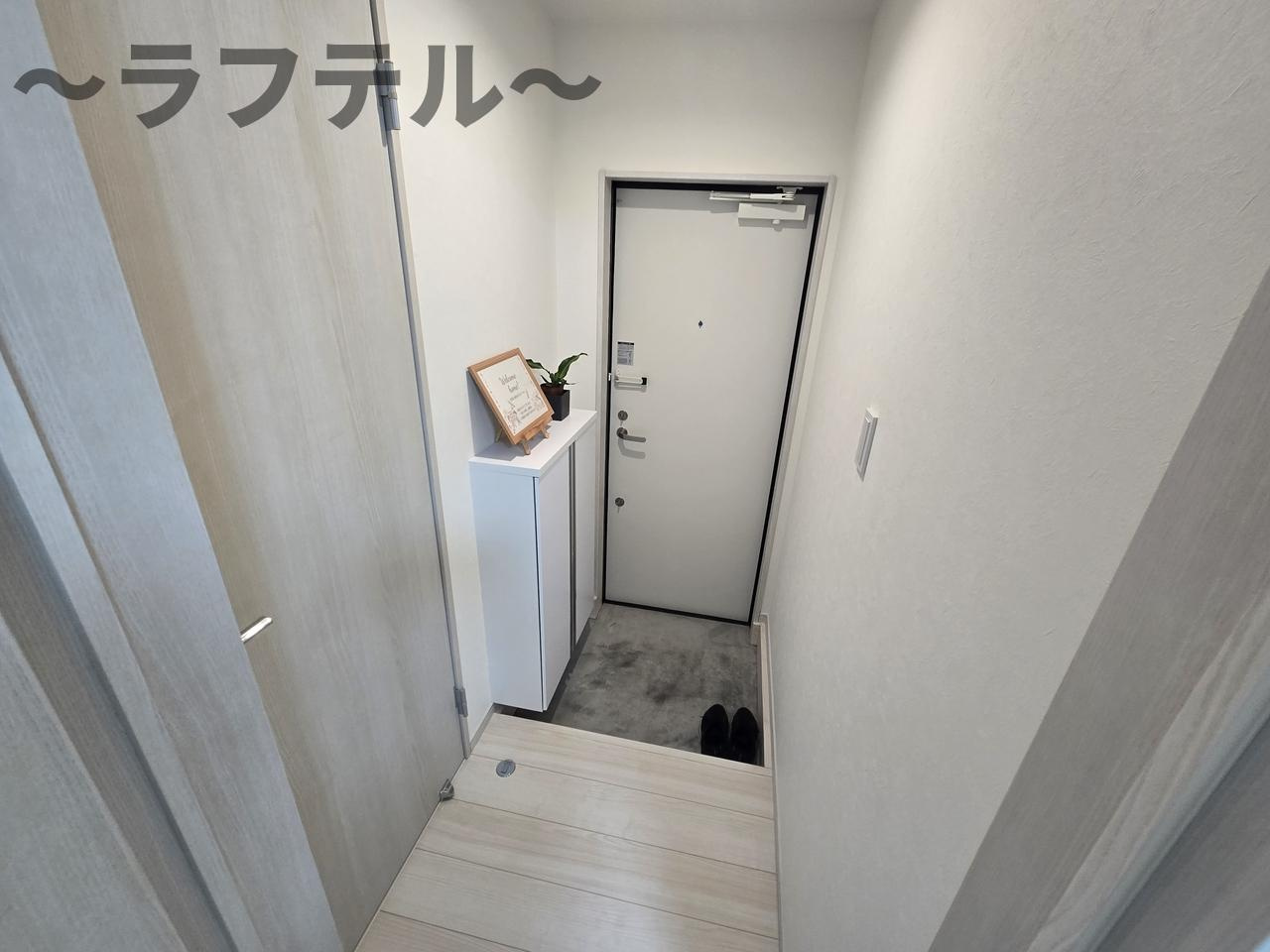 街角と休日のフェリーチェの玄関