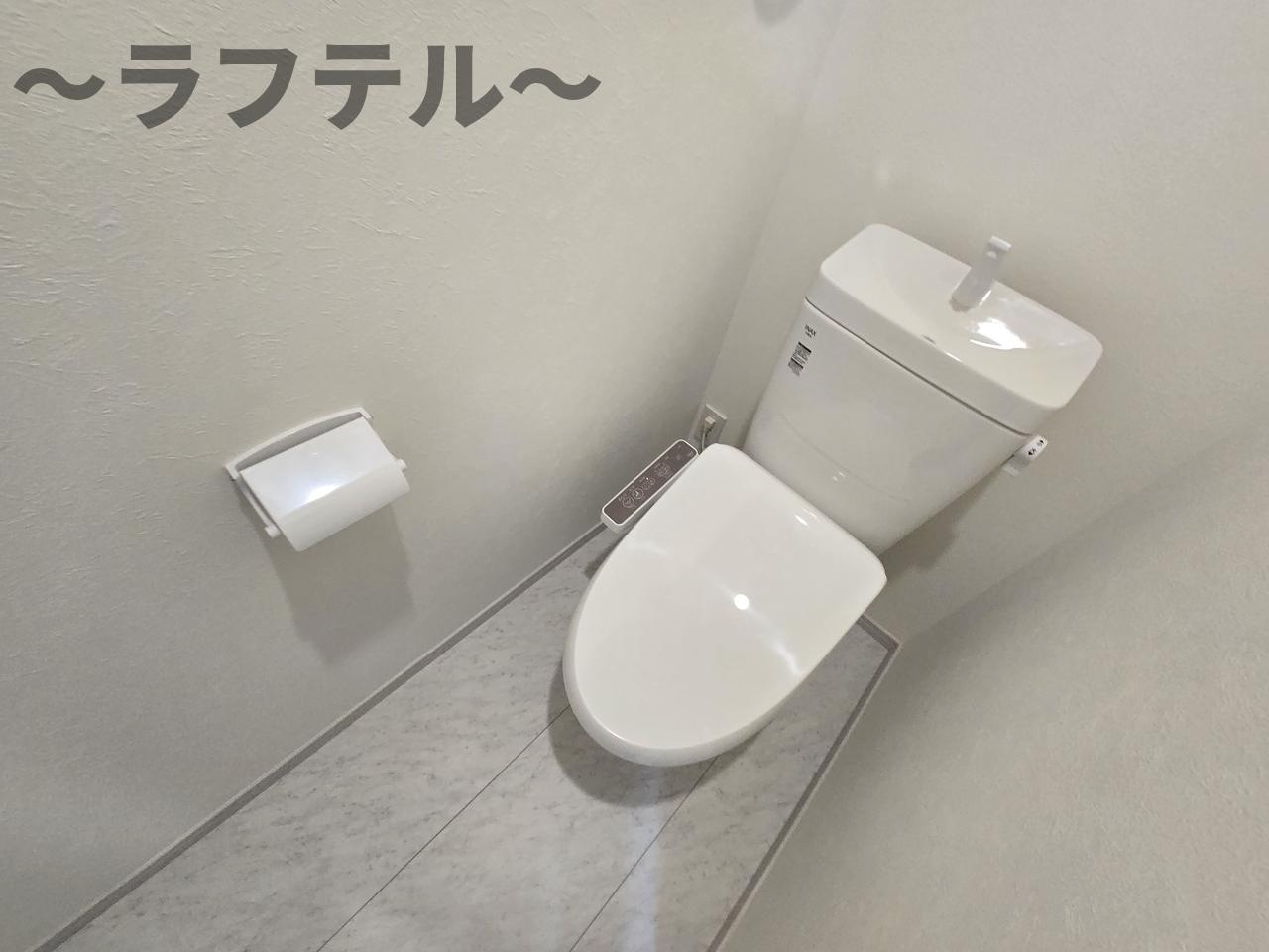 街角と休日のフェリーチェのトイレ