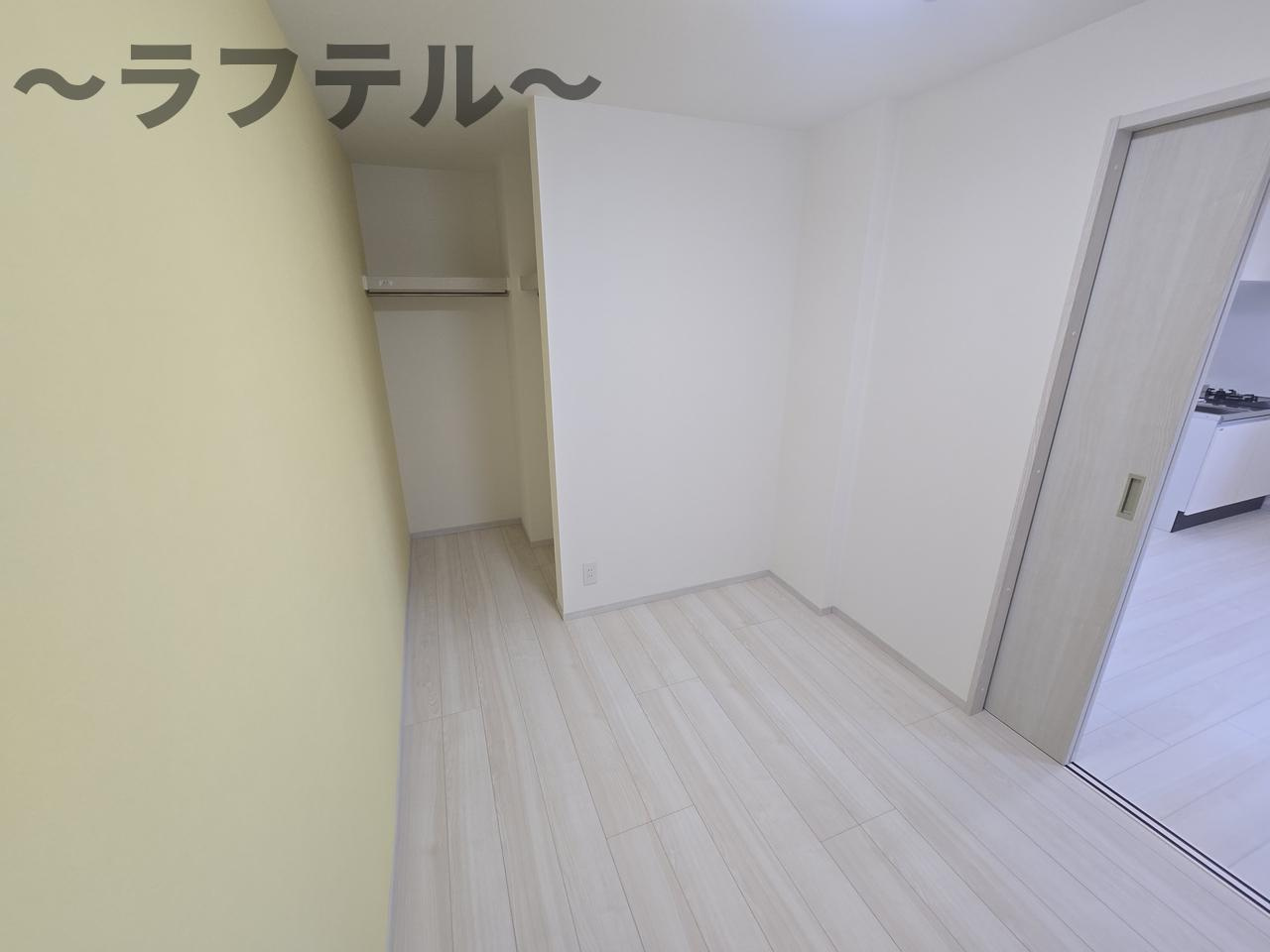 街角と休日のフェリーチェの居間・リビング|別部屋イメージ写真