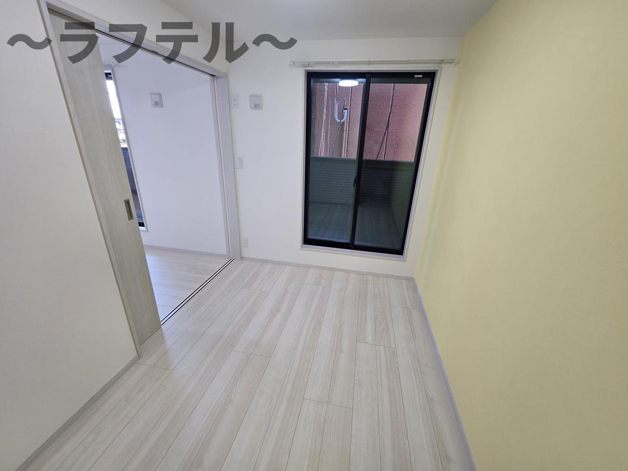 街角と休日のフェリーチェの居間・リビング|別部屋イメージ写真