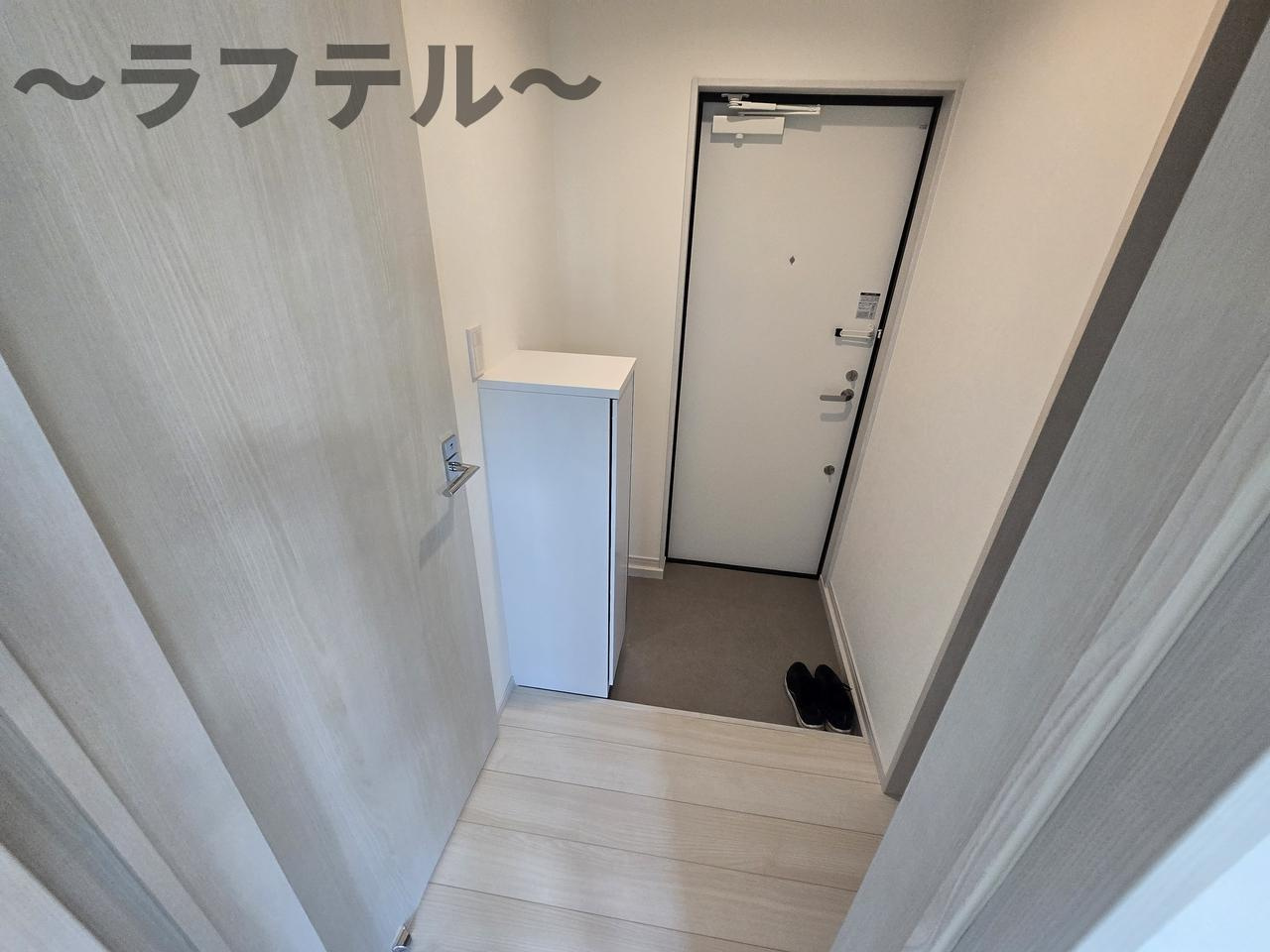 街角と休日のフェリーチェの玄関|別部屋イメージ写真