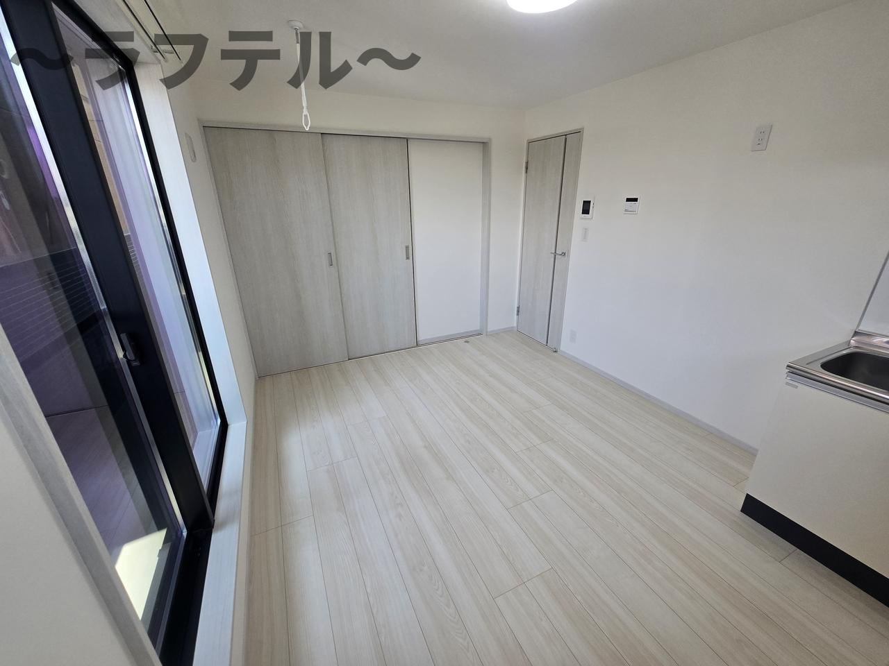 街角と休日のフェリーチェの居間・リビング|別部屋イメージ写真