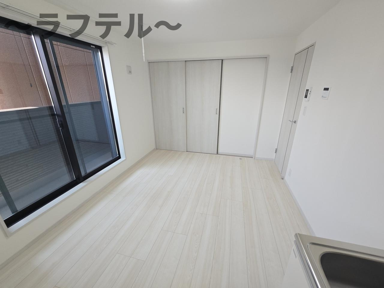 街角と休日のフェリーチェの居間・リビング|別部屋イメージ写真