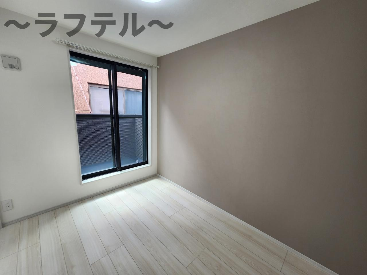 街角と休日のフェリーチェの洋室