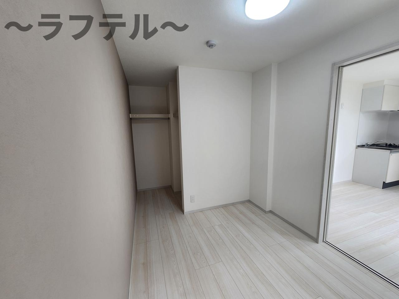 街角と休日のフェリーチェの洋室