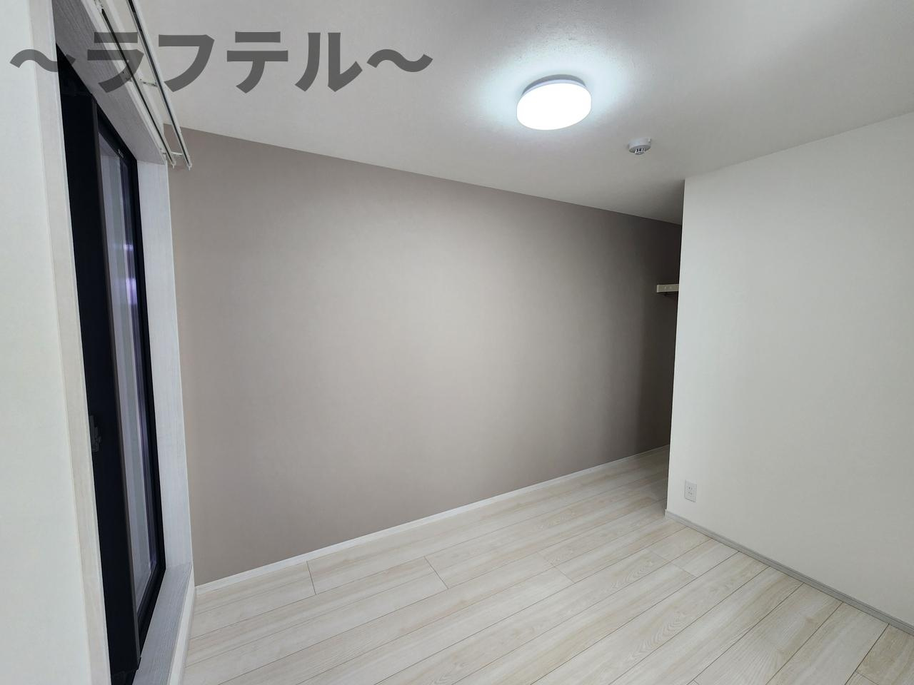 街角と休日のフェリーチェの洋室