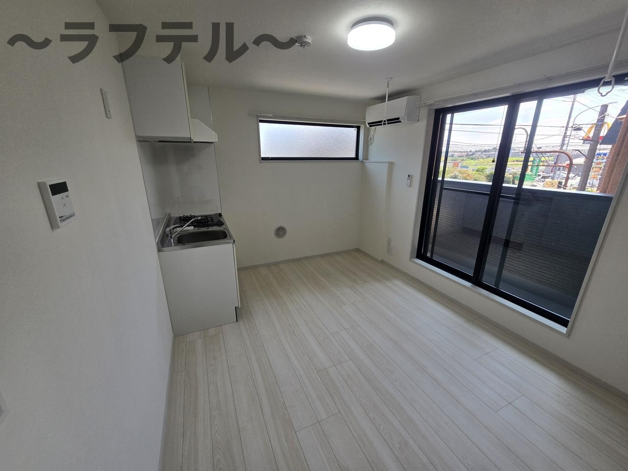 街角と休日のフェリーチェの居間・リビング|別部屋イメージ写真