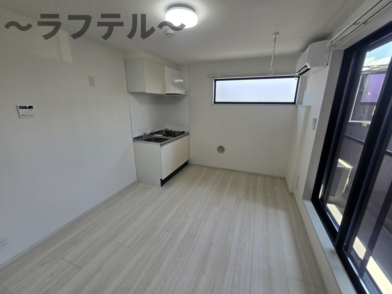 街角と休日のフェリーチェの居間・リビング|別部屋イメージ写真