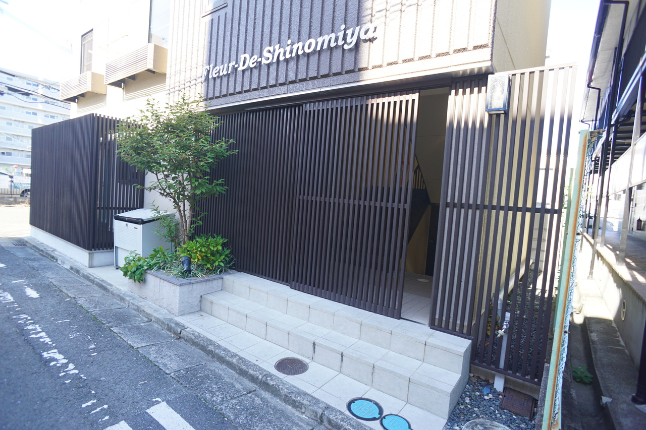 フルール・ド・新大宮のエントランス