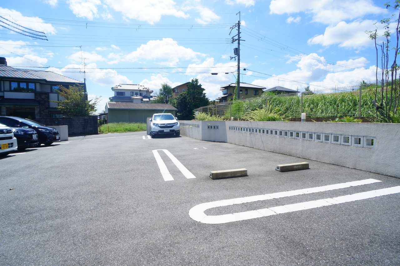 フローラルコートの駐車場
