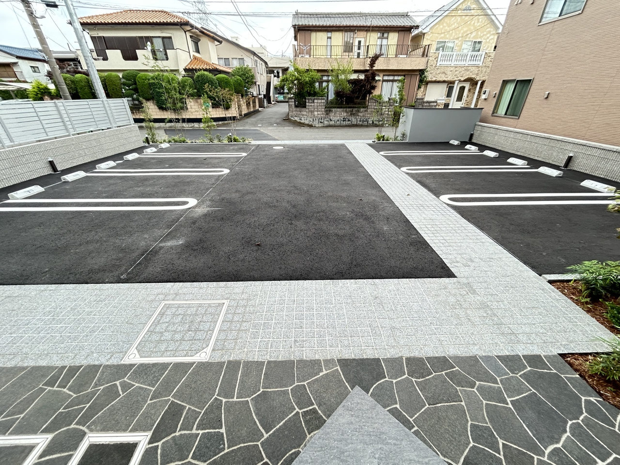 アトリエール Fの駐車場