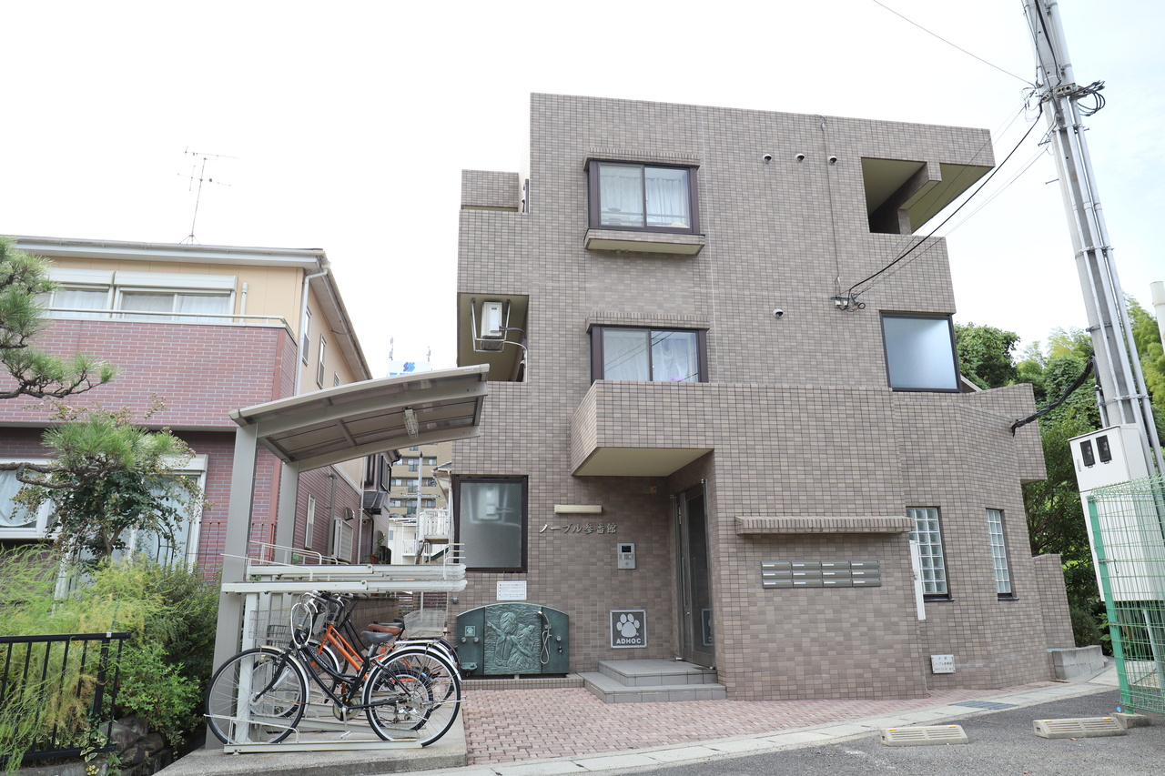 ノーブル参番館のエントランス