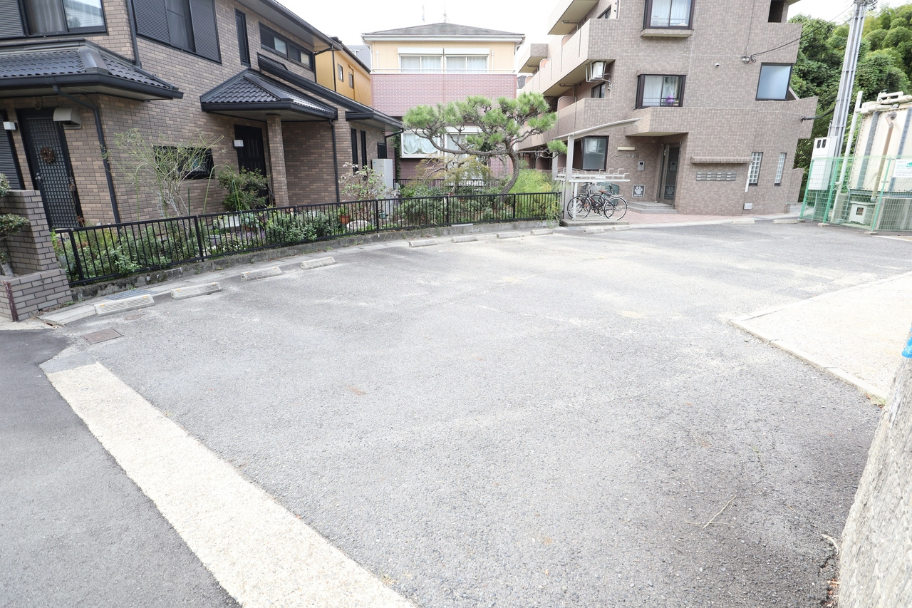 ノーブル参番館の駐車場