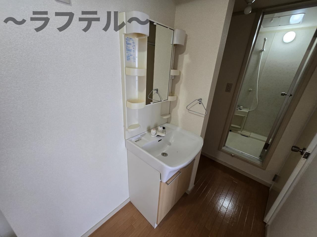 フラワーガーデンＡ棟の独立洗面台|別部屋イメージ写真