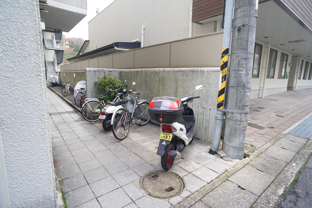 ヤマセンビルの駐車場