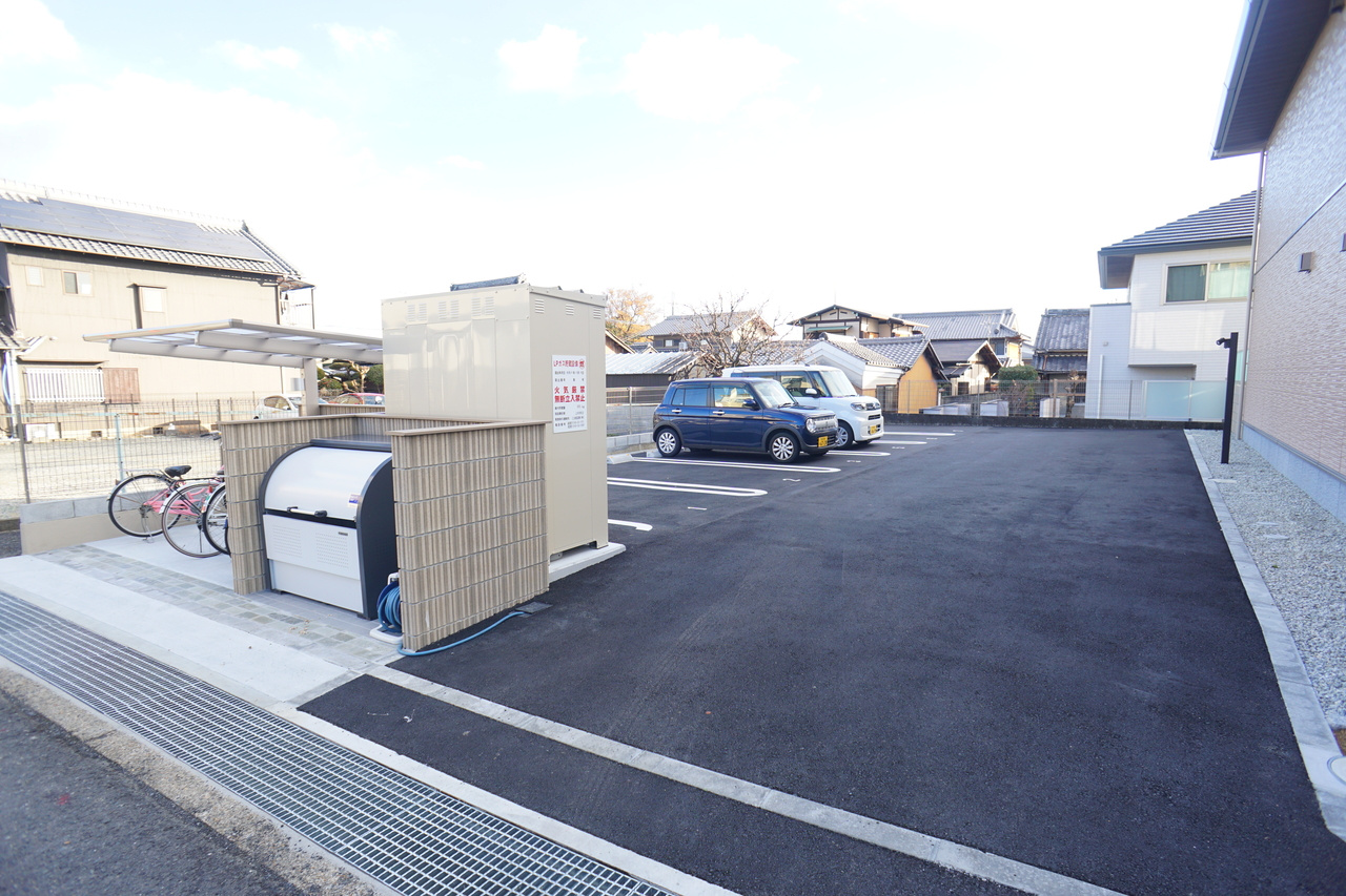 リヴィエール法華寺の駐車場
