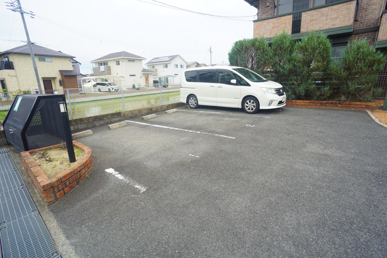 カーサフルーレⅡの駐車場