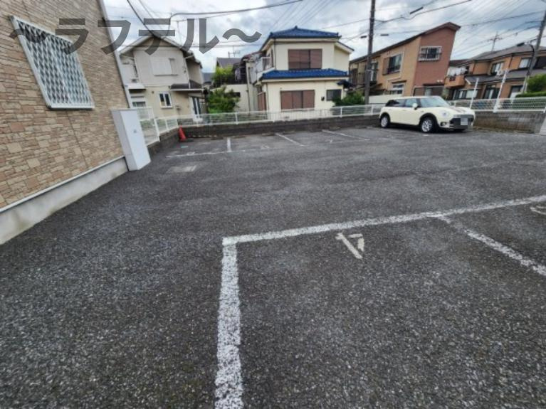 ドリーム狭山南KG棟の駐車場