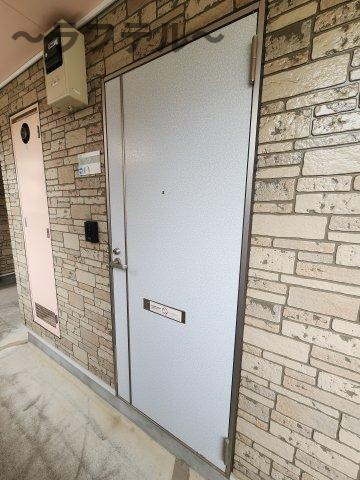 ドリーム狭山南KG棟の玄関