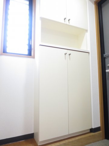 ラフィナートMの玄関|収納もある玄関です