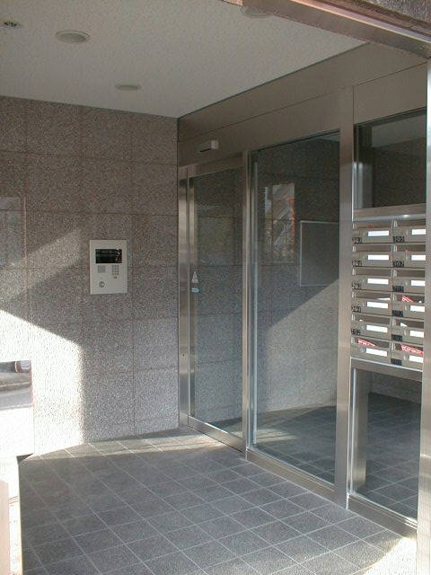 ラフィナートMのエントランス|ゆとりのあるエントランスです