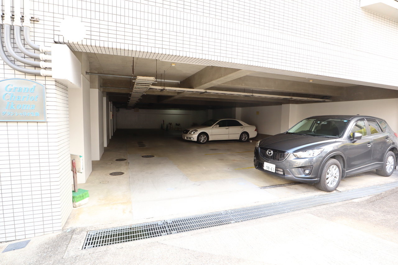 グランシャリオ生駒の駐車場