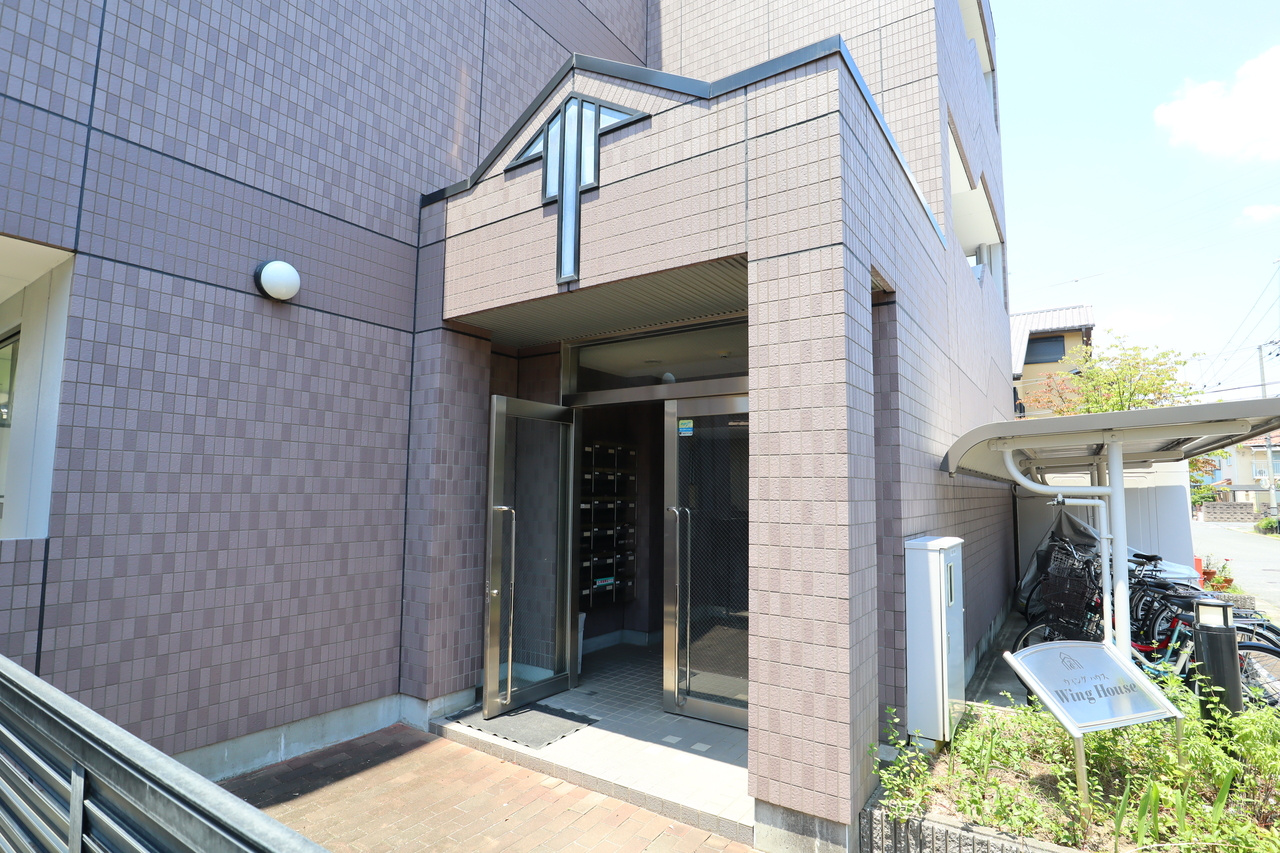 ＷＩＮＧ　ＨＯＵＳＥ　（ウイング　ハウス）のエントランス