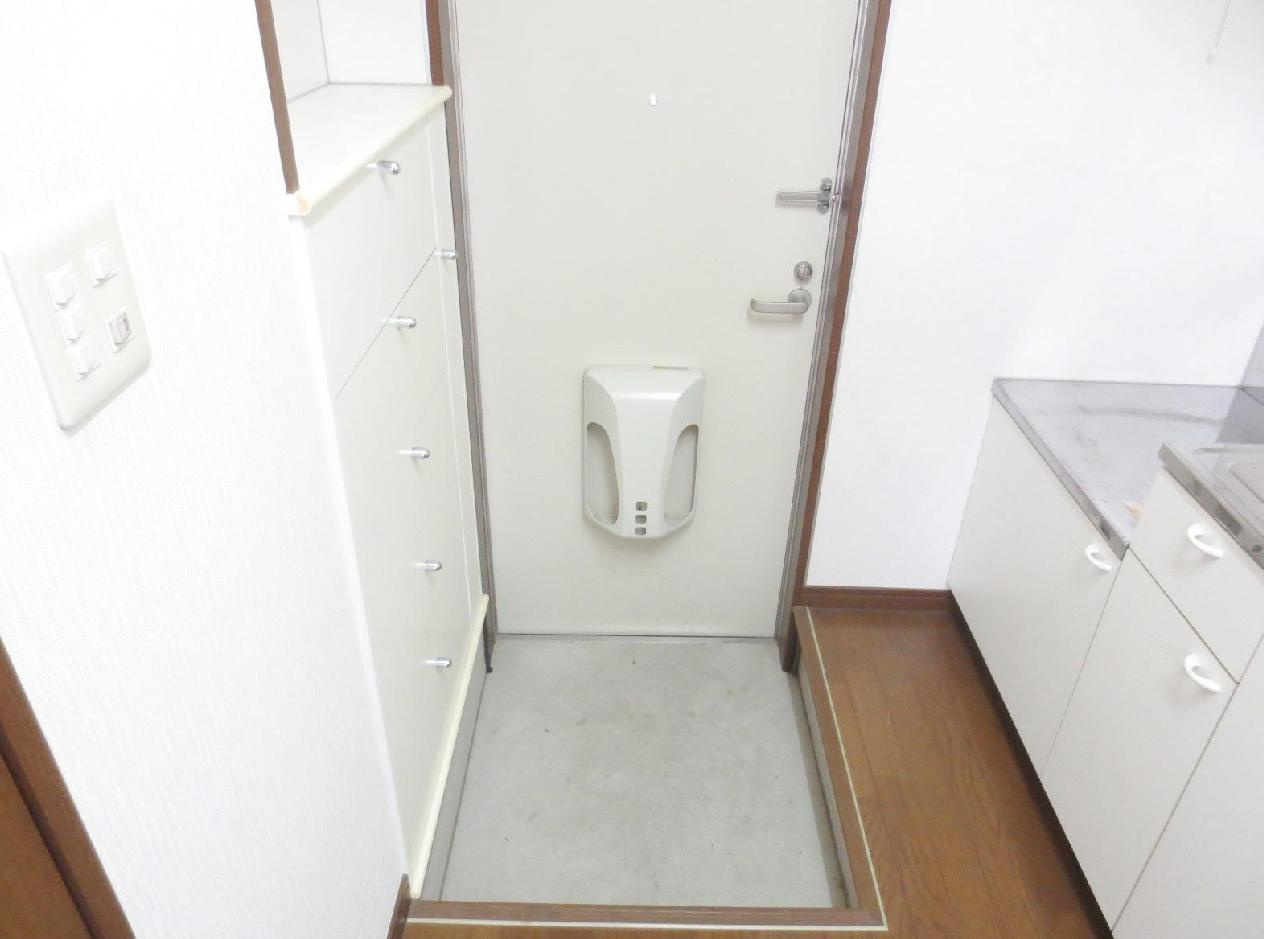 カオルハイツ1の玄関|別号室の参考写真です。