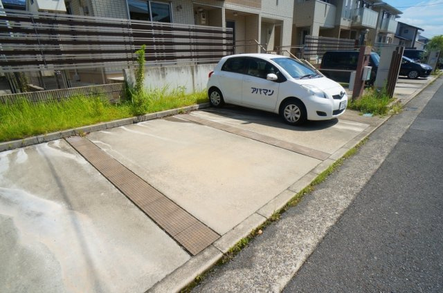 アウスレーゼの駐車場|駐車場があるので、車を買う予定の方も安心です