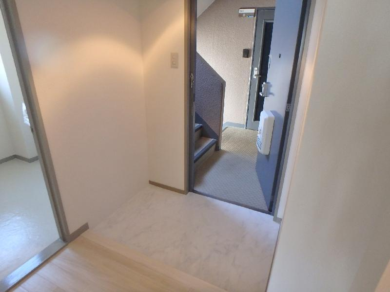 西宮市松籟荘のマンションの玄関