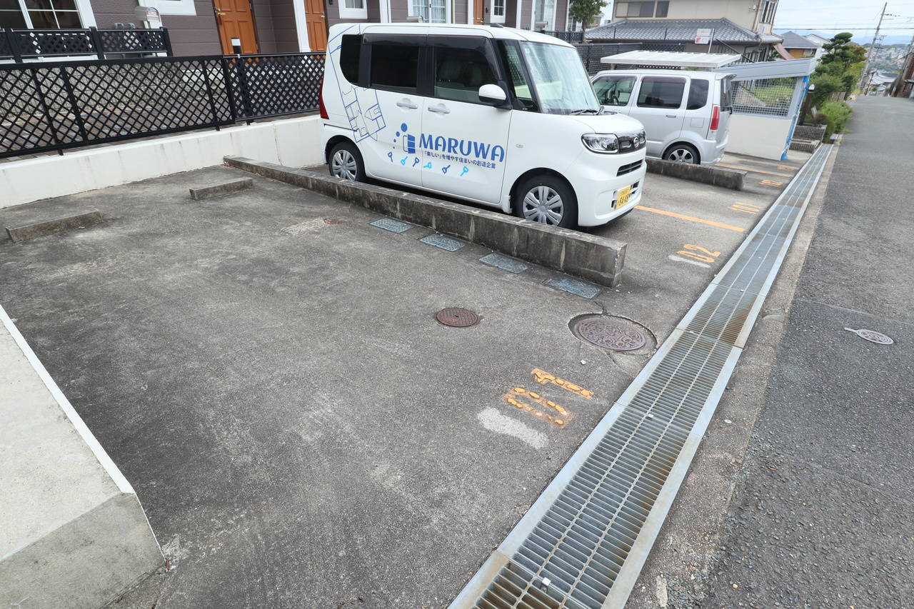クレストール八上の駐車場