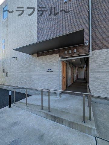 所沢市大字上安松のアパートのエントランス