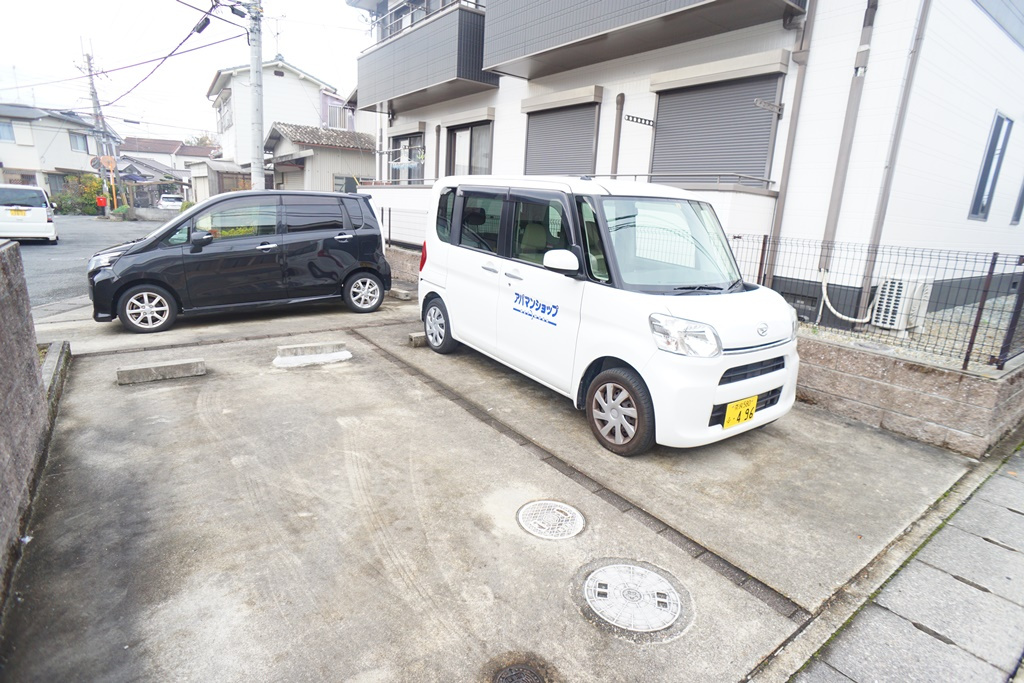 リヴィエール西大寺の駐車場