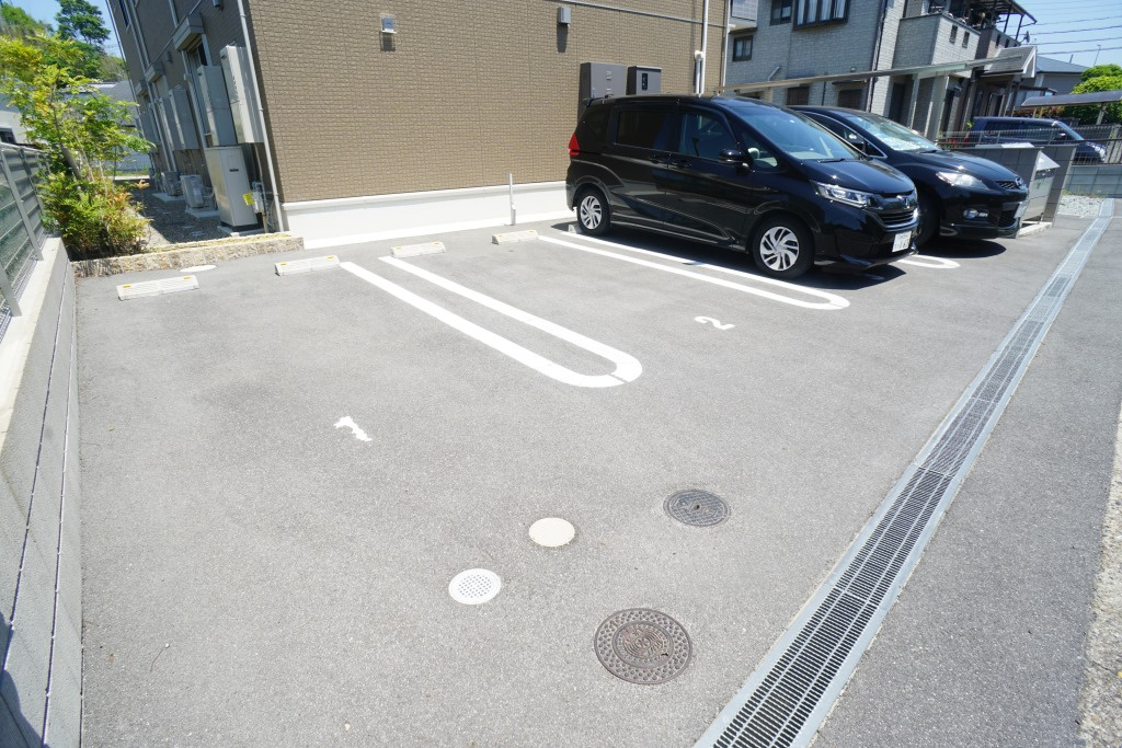 ラファミーユの駐車場