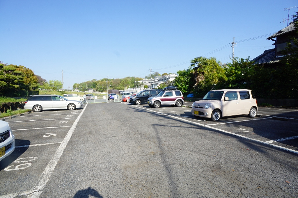 三和平城グランドパレスの駐車場