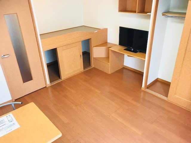 レオパレスボンボニエールの居間・リビング|1階フローリング、2階カーペット