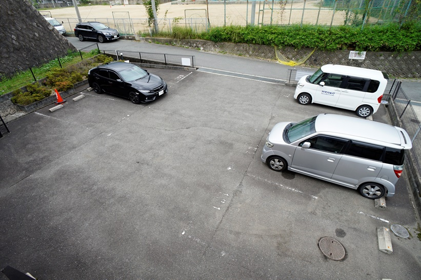 ラフィーネ生駒の駐車場