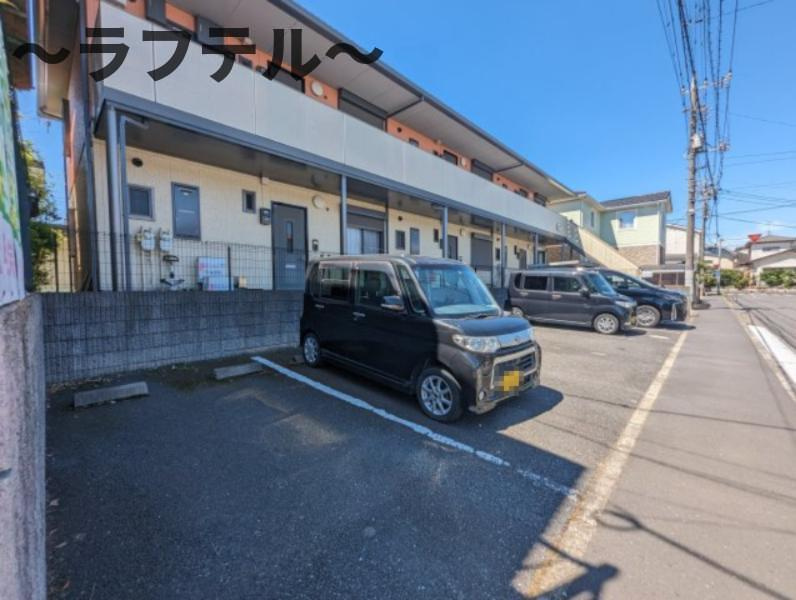 ウエストファミールの駐車場