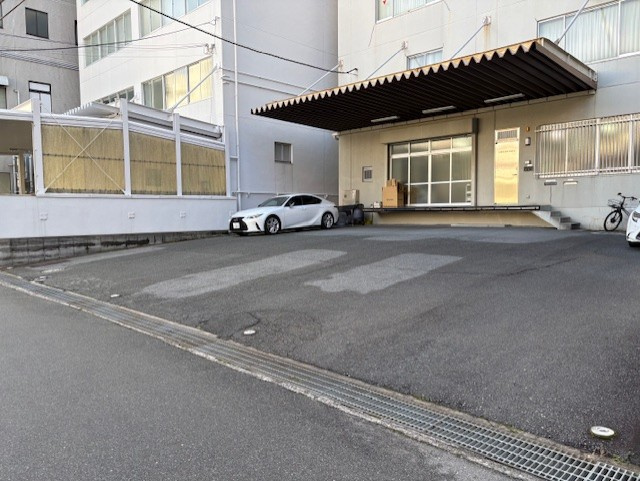 三和理研ビルの駐車場