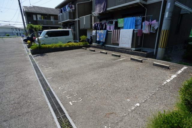 エクレール平城Ａ棟の駐車場