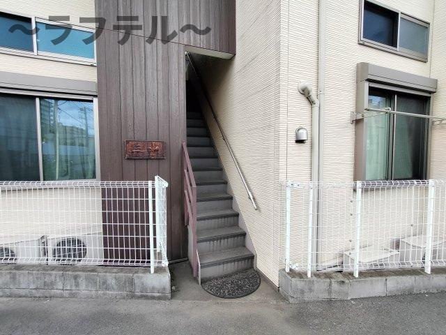 所沢市西新井町のアパートのエントランス
